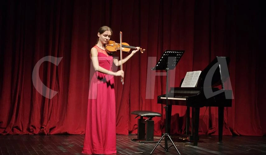 A concert featuring Russian violinist Inga Rodina and the dean of the Music Academy of the University of East Sarajevo, Maja Žuža, was held at the National Theatre of East Sarajevo, where they performed classical pieces for violin and piano.