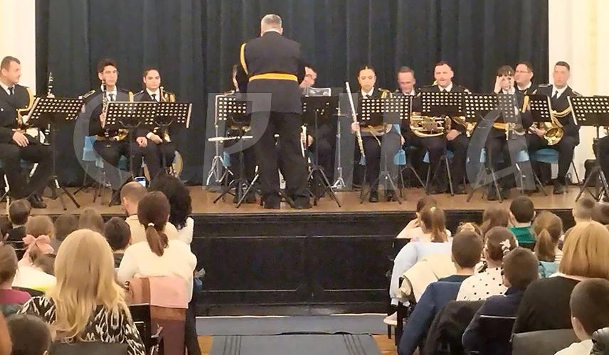 POLICE ORCHESTRA HELD CONCERT FOR ELEMENTARY SCHOOL STUDENTS