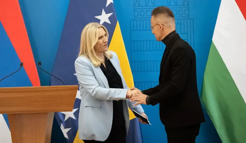 POLITICAL SARAJEVO SHOULD RENOUNCE FOREIGNERS AND DEFINE JOINT POSITIONS WITH SERBS AND CROATS