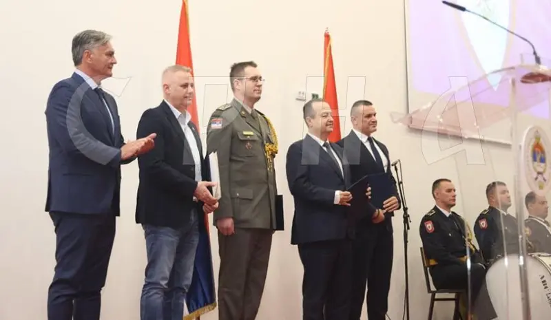 KARAN HANDS IN PLAQUE TO DAČIĆ