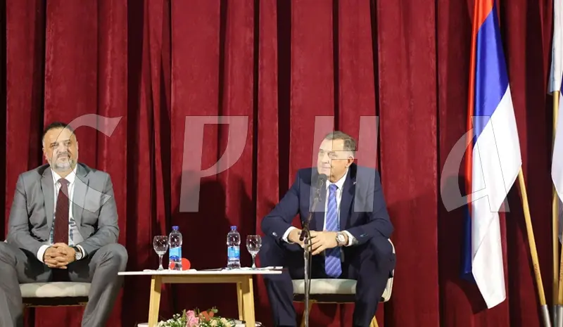 The president of Republika Srpska with the mayor of Derventa Igor Žunić today at a public forum in Derventa.
