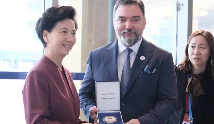 KOŠARAC PRESENTS MEDALLION WITH EMBLEM OF SRPSKA TO CHINESE STATE COUNCILOR