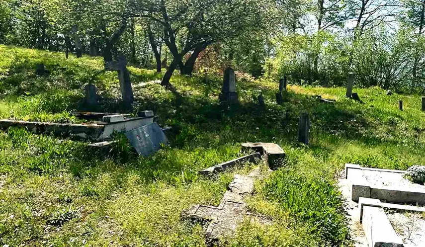 Orthodox cemeteries in the villages of Danci near Kakanj and Mošćanica near Zenica have been desecrated.