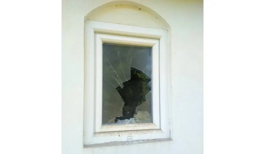 An unknown person or group broke the glass on the window of the chapel at the Serbian Orthodox cemetery Karaula near Kakanj.