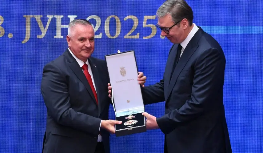 On the occasion of Vidovdan, the President of Serbia, Aleksandar Vučić, today presented the Order of Serbia on a sash to the Prime Minister of Republika Srpska, Radovan Višković.