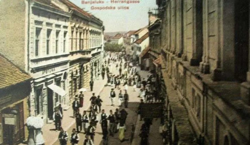 The iconic street in the center of Banja Luka has changed names throughout history, but for the people of Banja Luka it has always been and remains Gospodska Street /the Gentlemen Street/, as it was handwritten on a plaque placed on his house by landlord Tomo Radulović back in 1878.