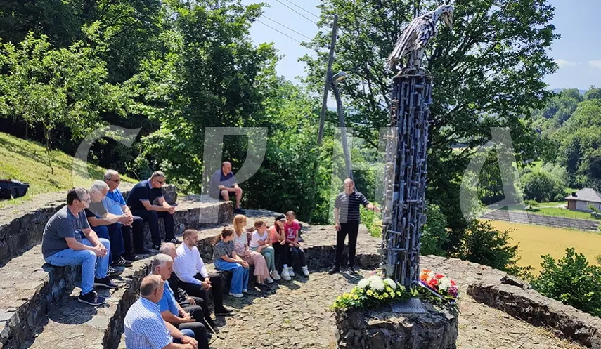 Wreaths and flowers were laid today at the Wounded Bird monument on Joka’s Hill in Gornji Podgradci to mark 83 years since the greatest tragedy involving children from Kozara and Potkozarje in the history of Gradiška.