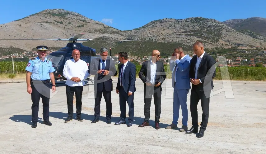 Minister of Internal Affairs Siniša Karan together with Police Director Siniša Kostrešević, visited members of the Aviation Administration of the Ministry of Internal Affairs of Republika Srpska, Civil Protection, Firefighting Units, and the Trebinje Police Administration, who have been engaged in extinguishing fires in the Trebinje area for the past 15 days.