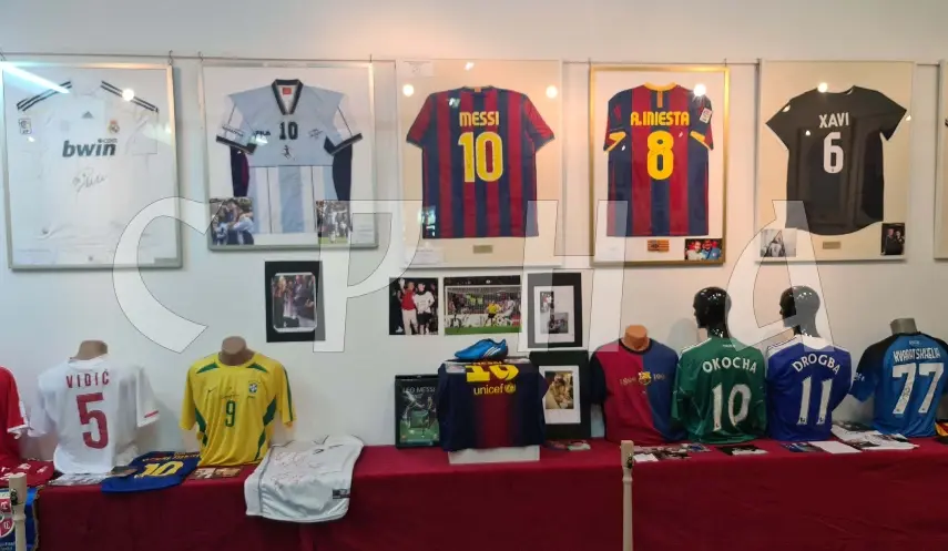 The exhibition “Traces of Victory” by Boris Vrhovac from Banja Luka, featuring equipment of sports greats, opened today in Doboj as part of the 56th International Handball TV Champions Tournament.
