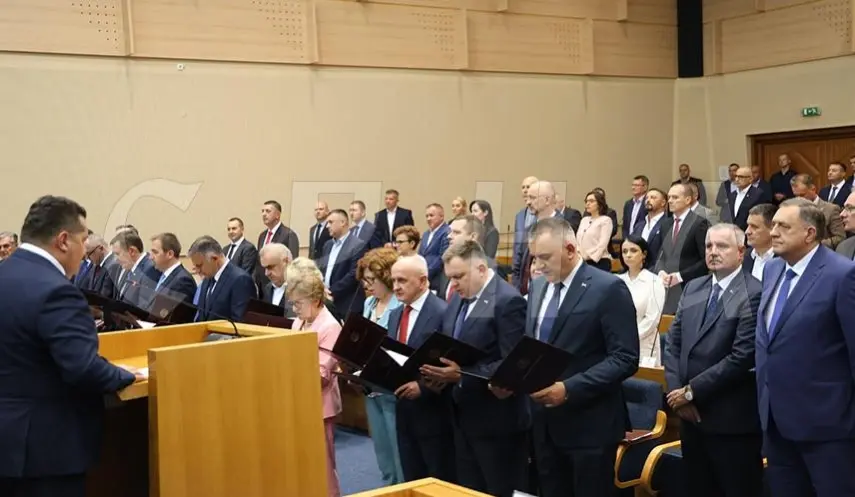 MEMBERS OF THE NEW GOVERNMENT TAKE SOLEMN OATH