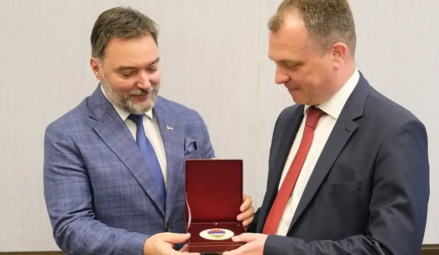 KOŠARAC PRESENTS SHALAEV WITH MEDALLION BEARING EMBLEM OF REPUBLIKA SRPSKA