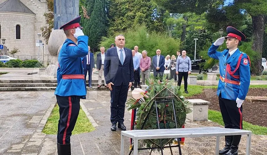 MINIĆ PAYS TRIBUTE TO FALLEN SERB SOLDIERS