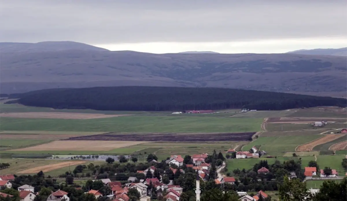 AROUND 3000 SERB RETURNEES OPPOSE PLANNED MILITARY RANGE