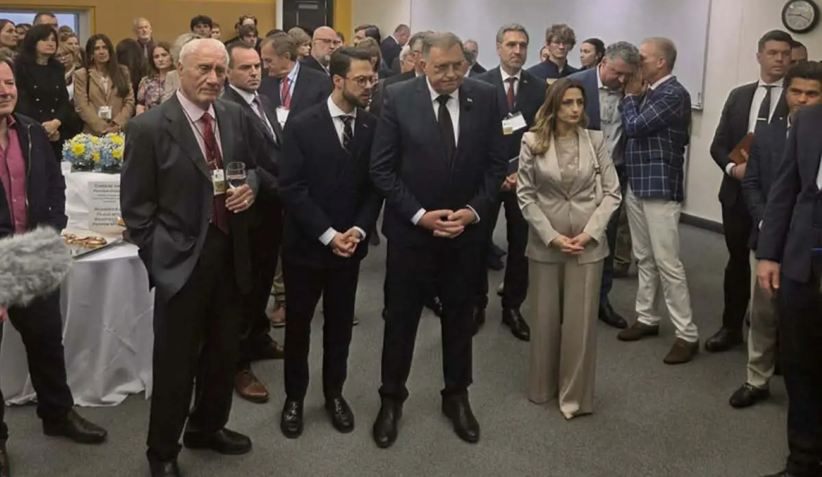 DODIK ARRIVES AT JUDSON UNIVERSITY TO RECEIVE AWARD