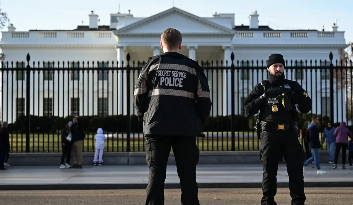 SHOTS FIRED NEAR THE WHITE HOUSE, INTRUDER NEUTRALIZED
