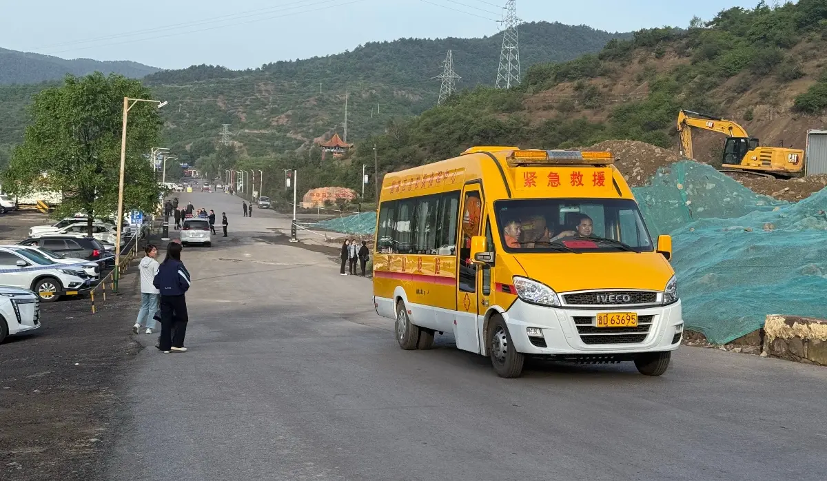 COAL MINE EXPLOSION KILLS 82 MINERS