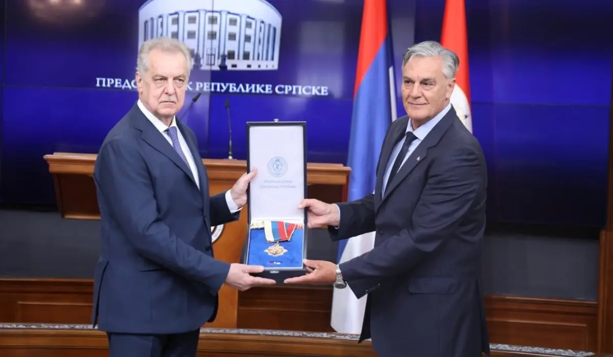 KARAN PRESENTS DECORATION TO GRIGORIEV