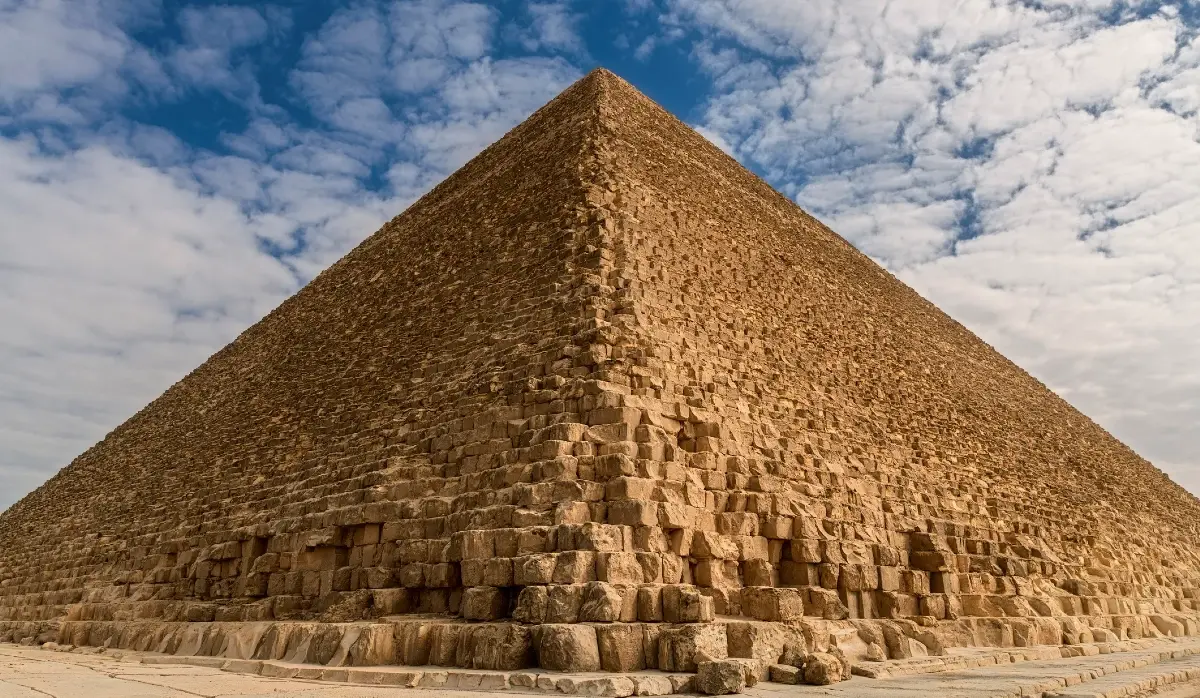 DUE TO ITS STRUCTURE, PYRAMID OF CHEOPS WITHSTANDS EARTHQUAKES WITHOUT SIGNIFICANT DAMAGE