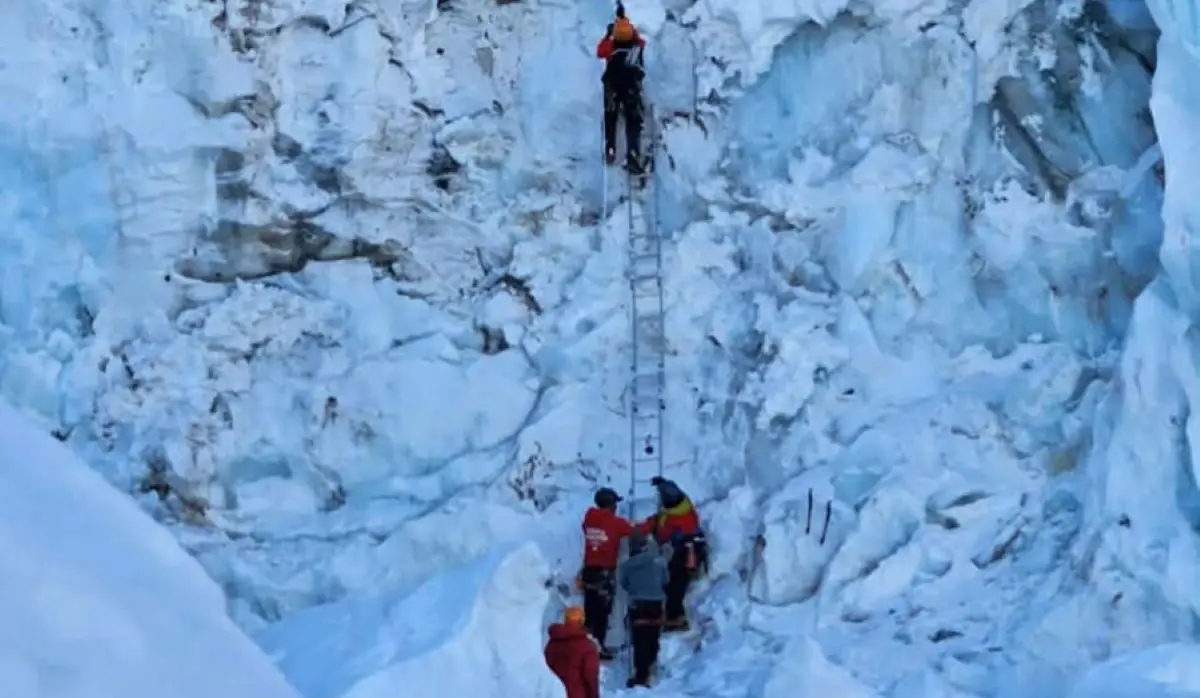 NEPALI SURVIVES SIX DAYS LOST ON EVEREST