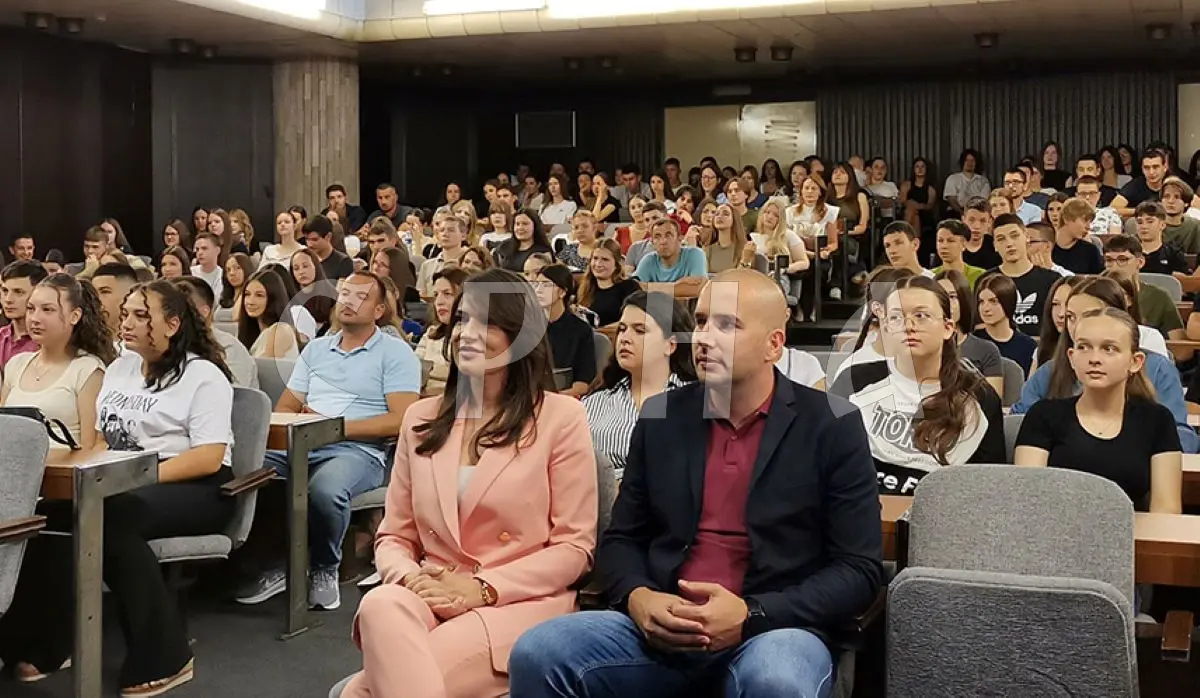 304 HONOR STUDENTS IN DOBOJ RECEIVE BAM 100 AWARDS