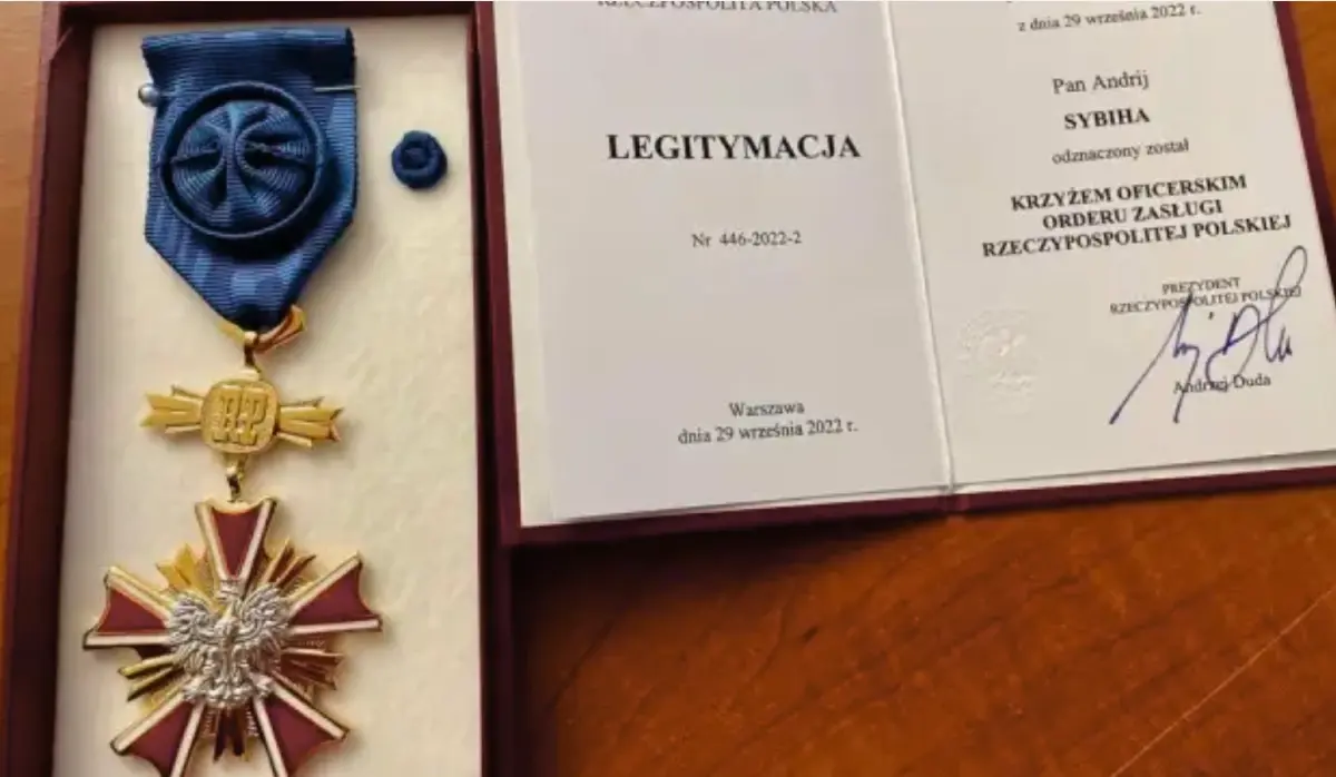 FOREIGN MINISTER RETURNS HIGH POLISH STATE DECORATION