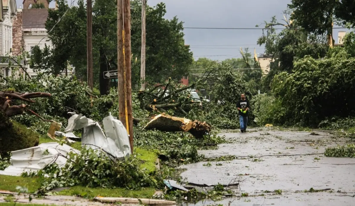 TORNADO HITS ROME, DOWNING TREES AND MARKET STALLS