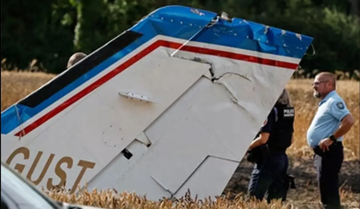 ELEVEN PEOPLE KILLED IN PLANE CRASH