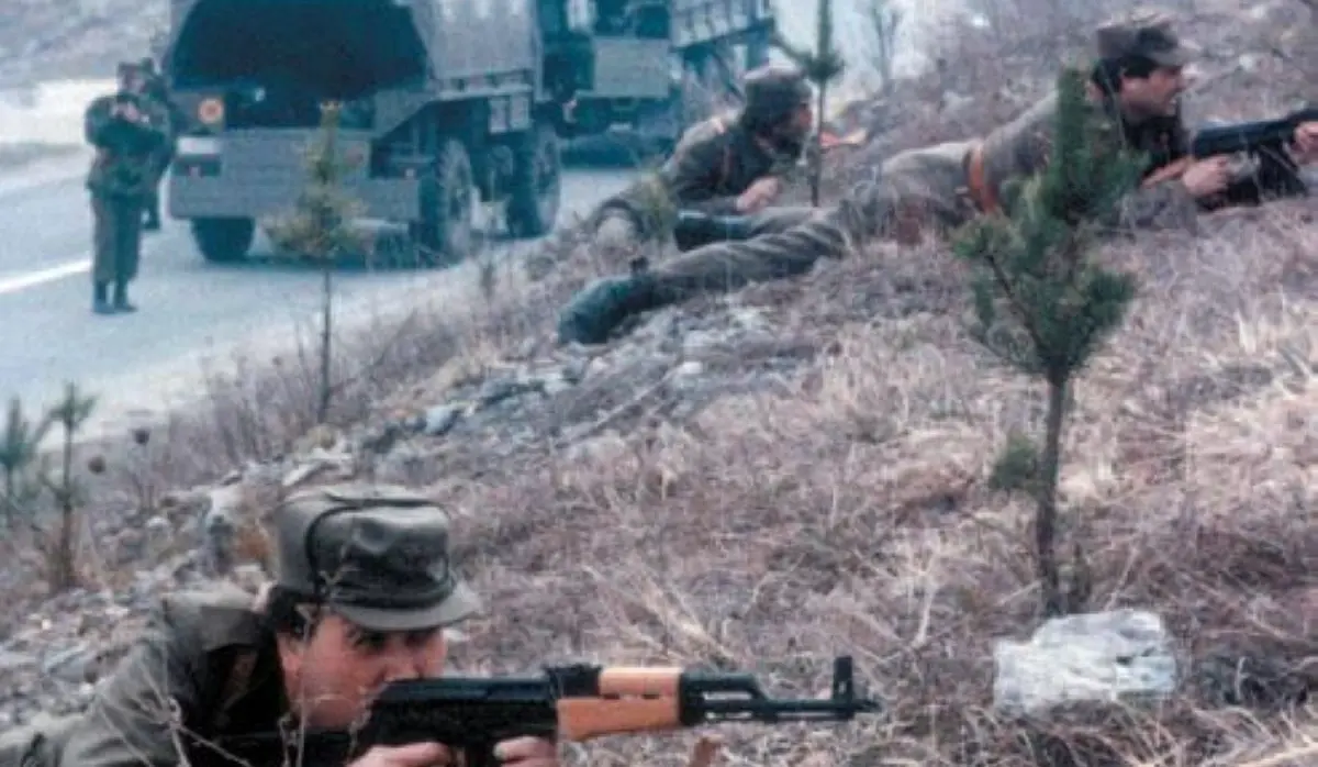 SLOVENES ATTACKED JNA PERSONNEL