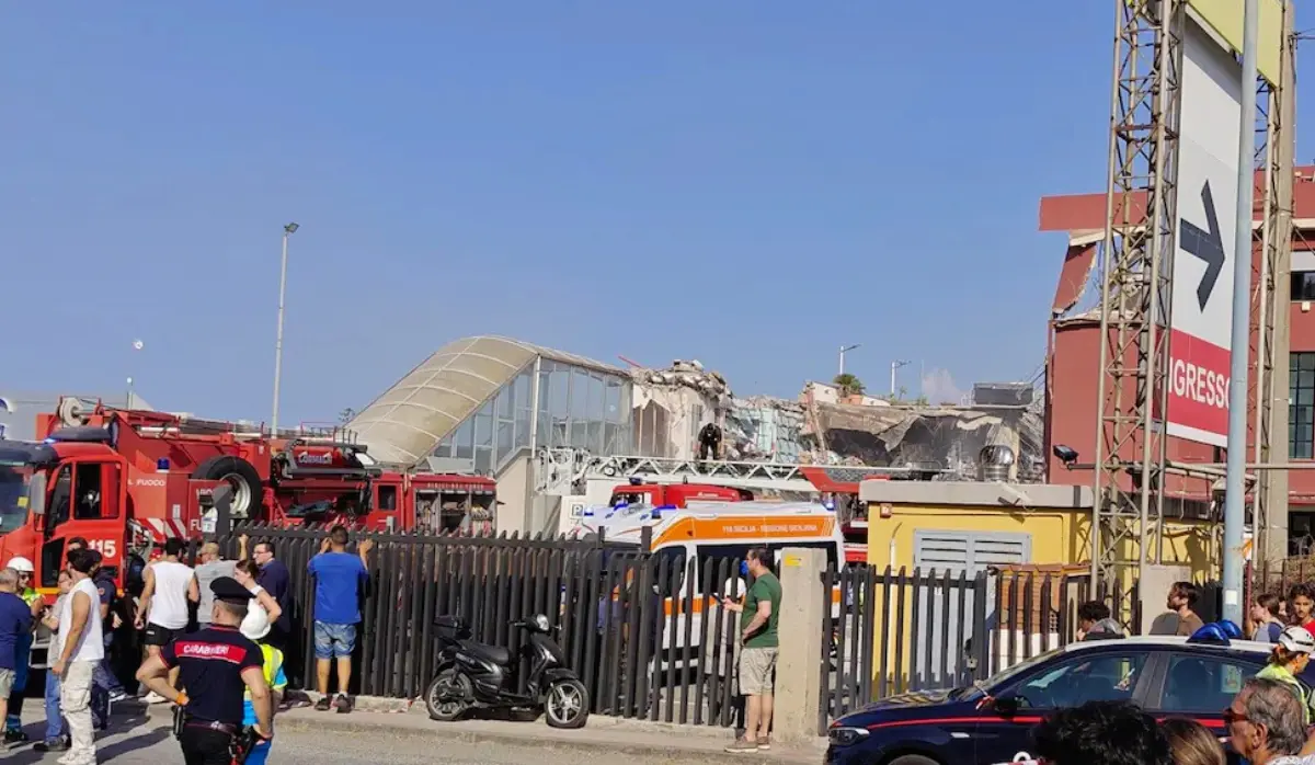 BUILDING COLLAPSES IN MESSINA, SEVERAL PEOPLE INJURED