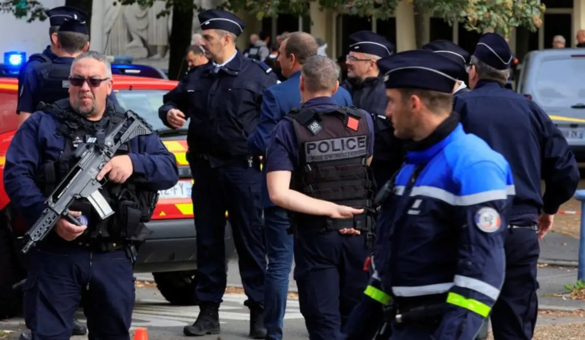 SIX ARRESTED FOR PLOTTING ATTACK ON SYNAGOGUE