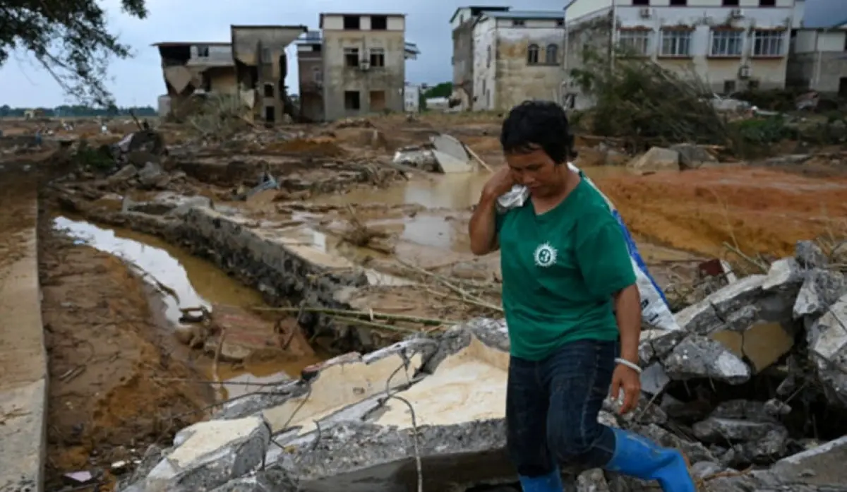 AT LEAST 15 PEOPLE KILLED BY LANDSLIDE