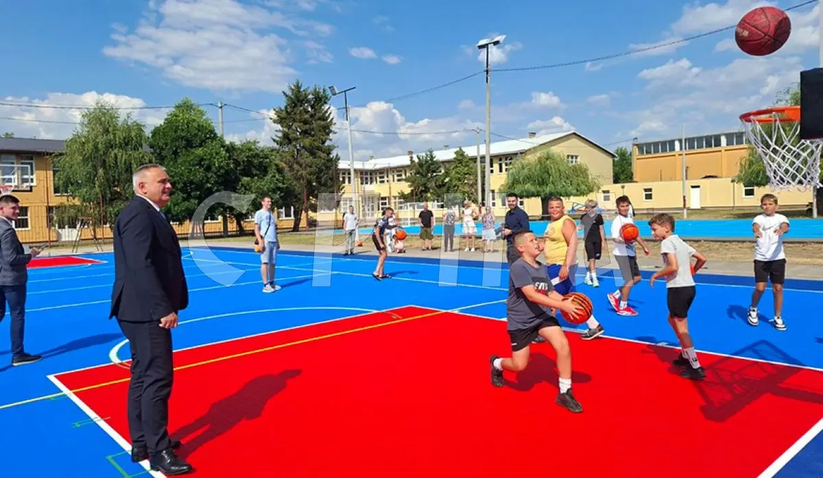 MINIĆ OPENS BASKETBALL COURT AT SECONDARY SCHOOL CENTER IN ŠAMAC