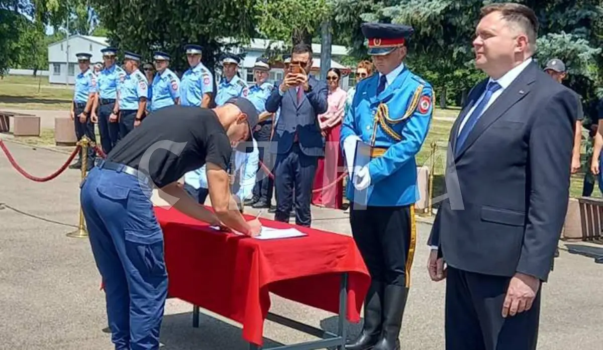 CADETS OF THE 29TH CLASS OF THE POLICE ACADEMY SIGN CONTRACTS