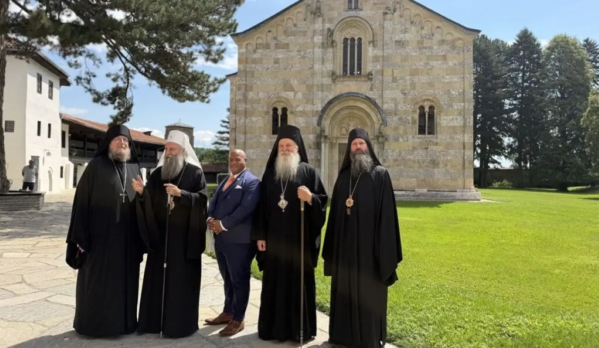 METROPOLITAN TEODOSIJE WELCOMES PATRIARCH PORFIRIJE AND BURNS TO GRAČANICA