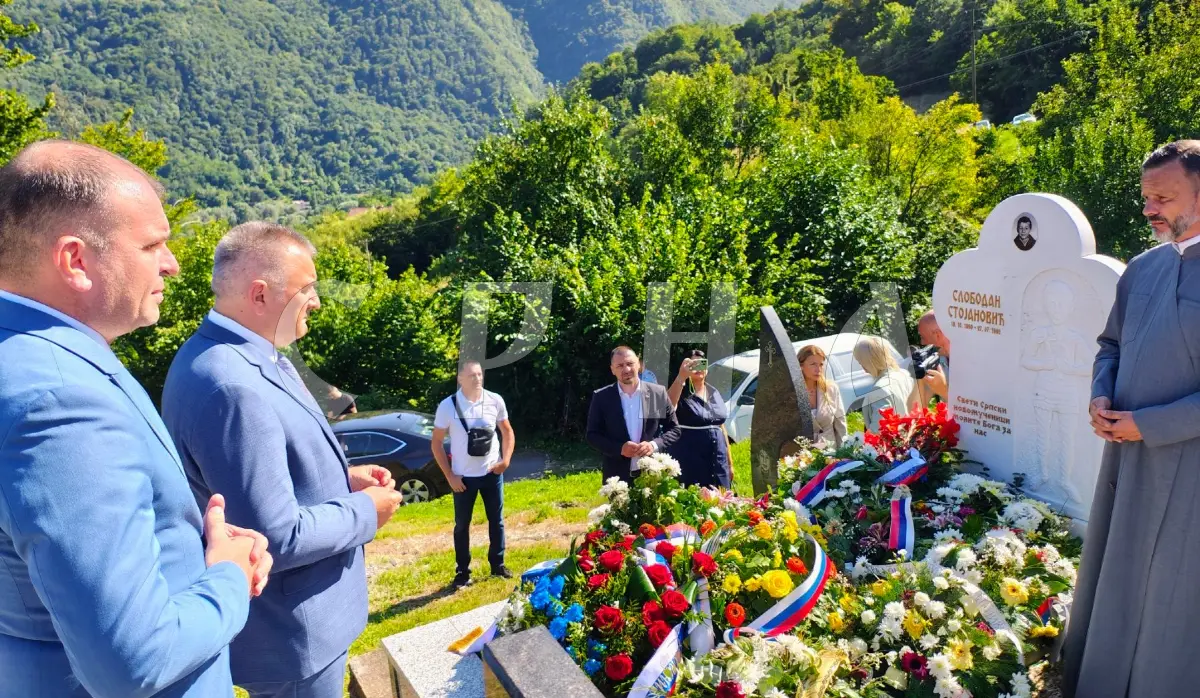 MINIĆ LAYS WREATH AT GRAVE OF SLOBODAN STOJANOVIĆ, WHO WAS BRUTALLY MURDERED