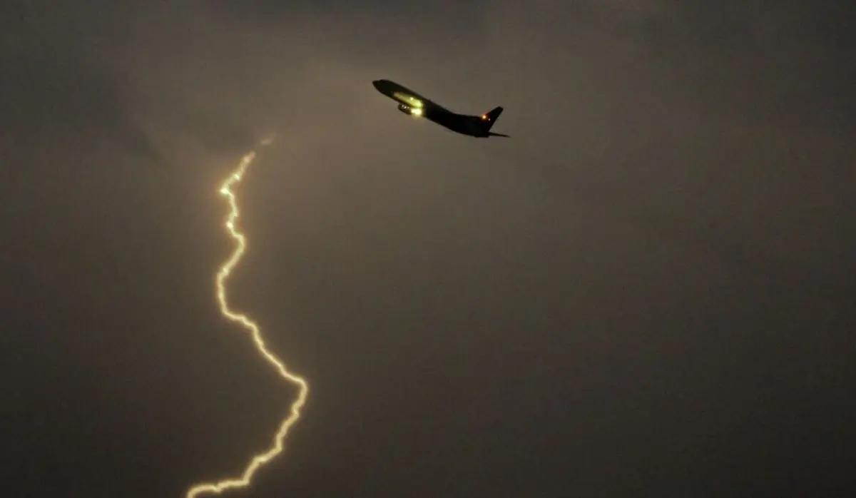 LIGHTNING STRIKE FORCES PLANE TO RETURN TO AIRPORT