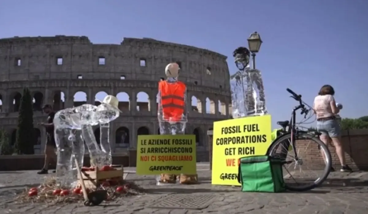 STRIKE IN FRONT OF THE ROMAN COLOSSEUM – MELTING ICE SCULPTURES AS A WARNING