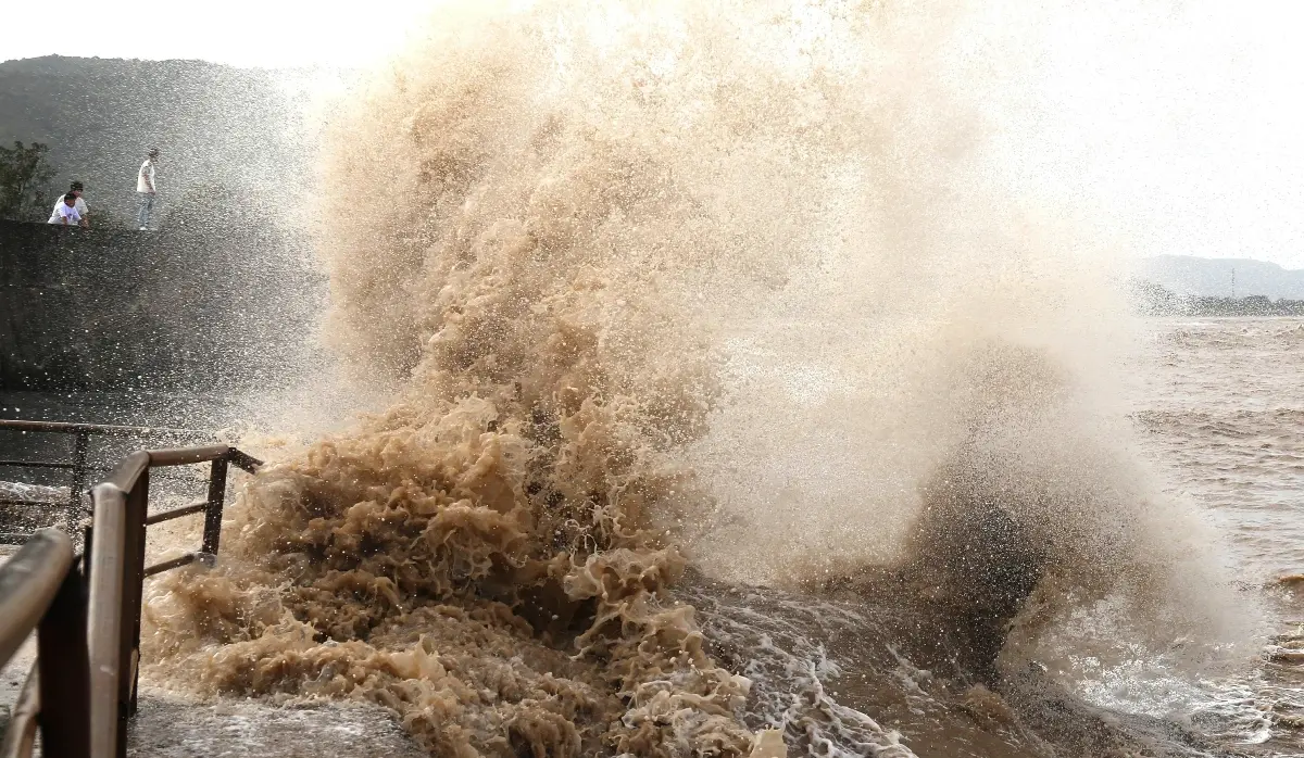 TYPHOON BAVI FORCES OVER 260,000 TO EVACUATE