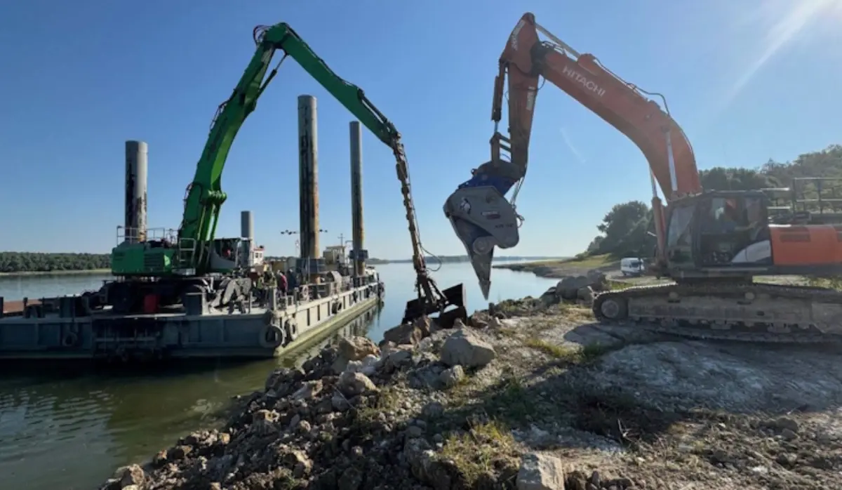 BUDAPEST TO SINK TWO BARGES NEAR NUCLEAR POWER PLANT