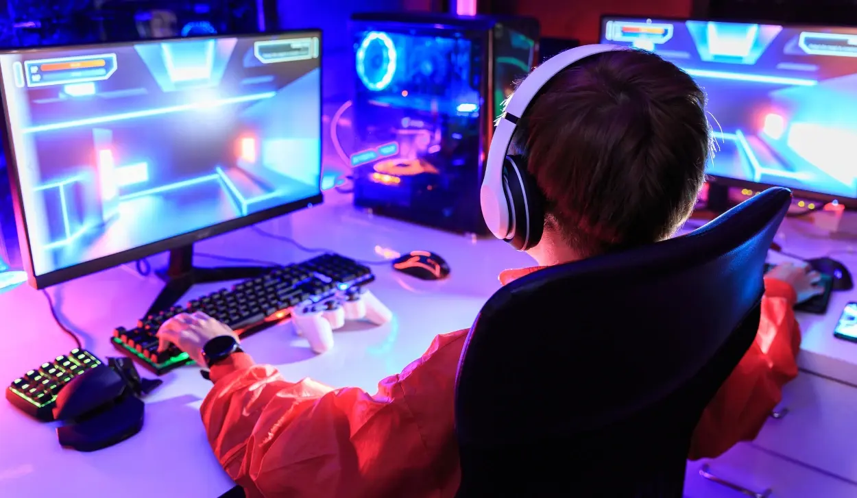 RECRUITING NEW AGENTS AMONG GAMERS
