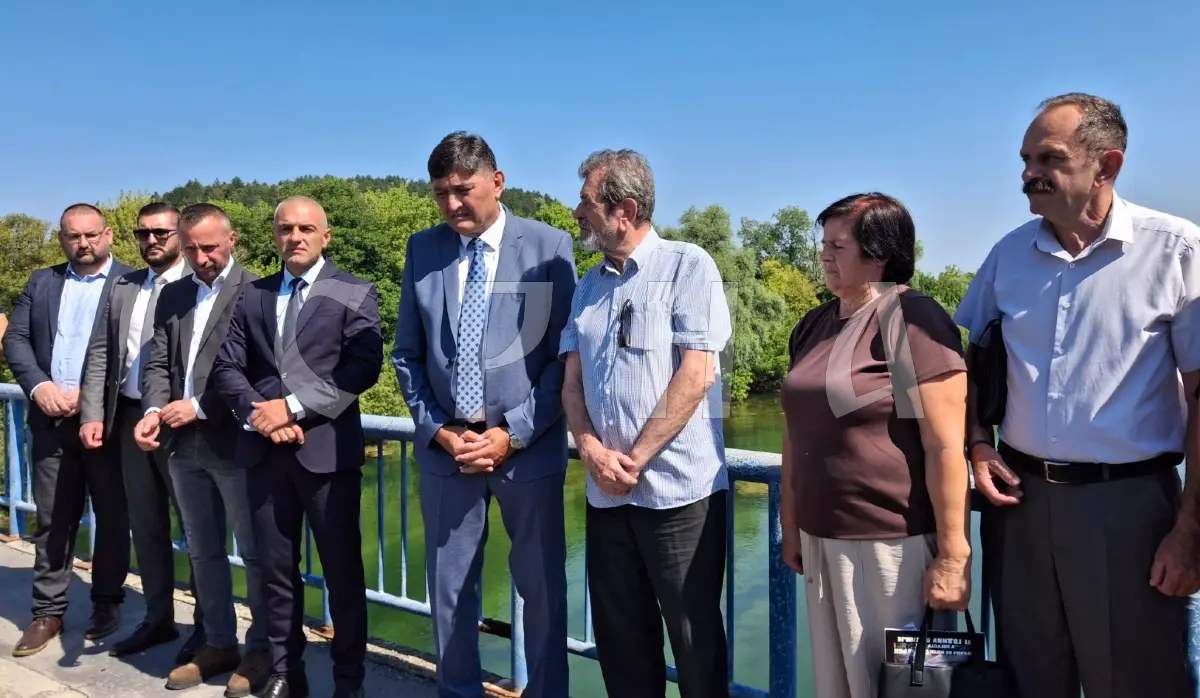 WREATH LAID ON UNA RIVER FROM BRIDGE OF SALVATION
