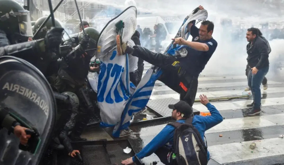 POLICE AND DEMONSTRATORS CLASH IN BUENOS AIRES; 12 DETAINED