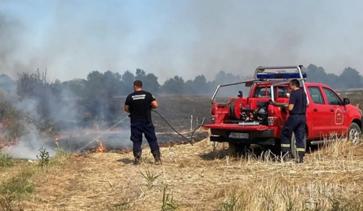 FIRE FLARES UP TOWARD RAPTI, BiH ARMED FORCES HELICOPTER ASSISTS NEAR KREMENI DO VILLAGE
