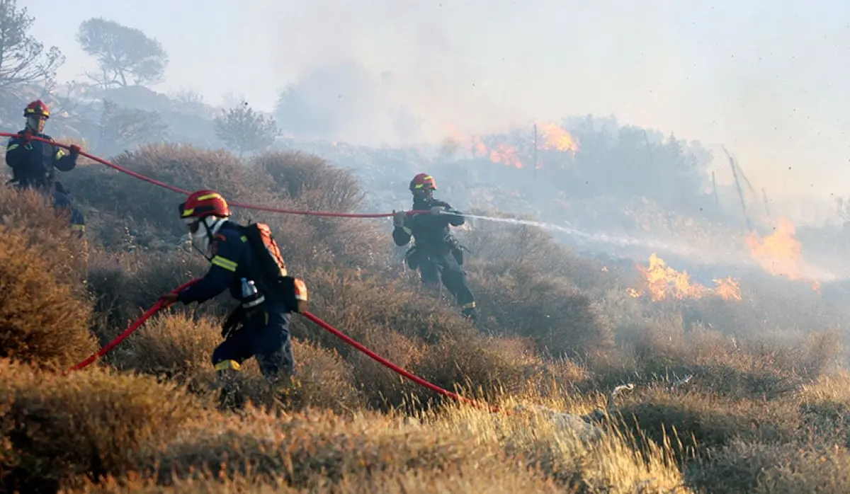 WILDFIRES RAGE OUT OF CONTROL IN WESTERN ATTICA AND BOEOTIA