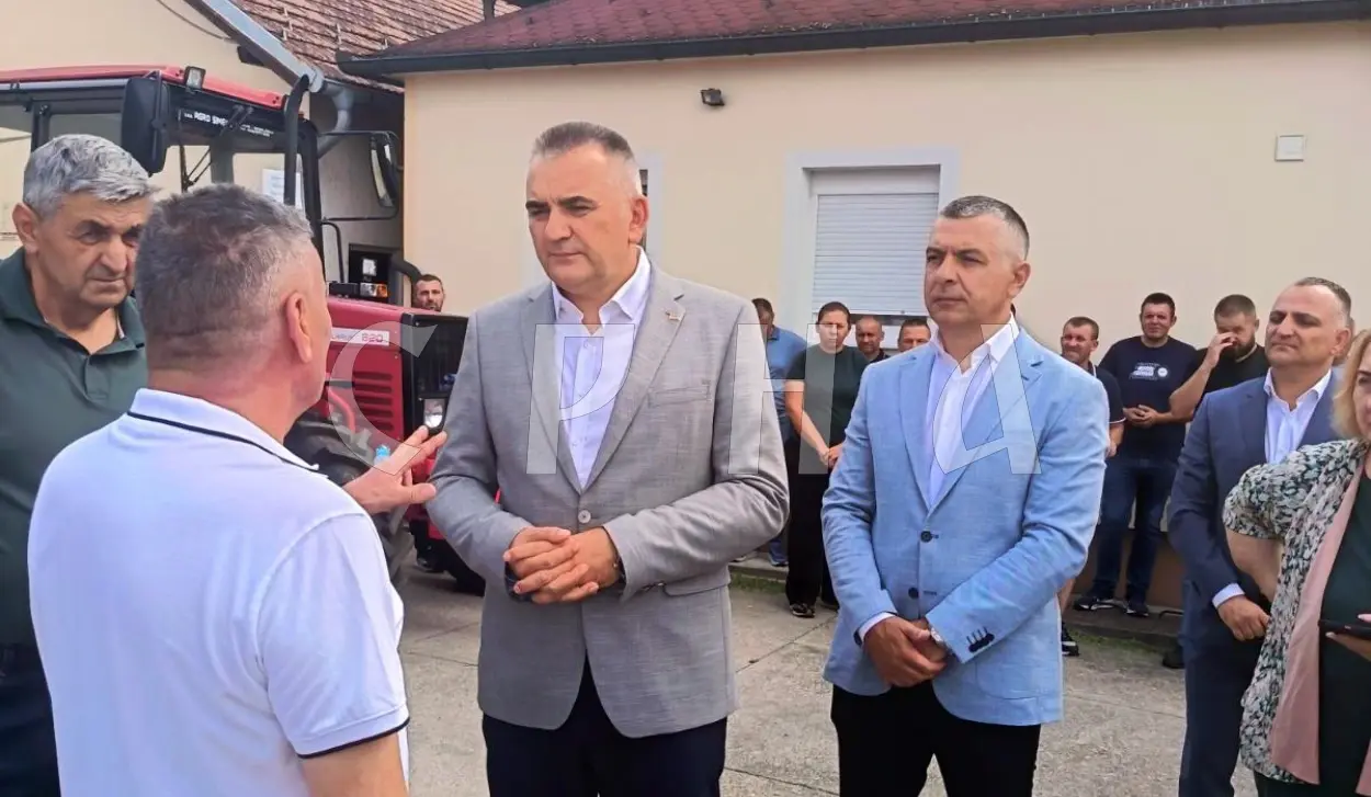 MINIĆ ATTENDS DISTRIBUTION OF BELARUS TRACTORS TO YOUNG FARMERS IN VRŠANI
