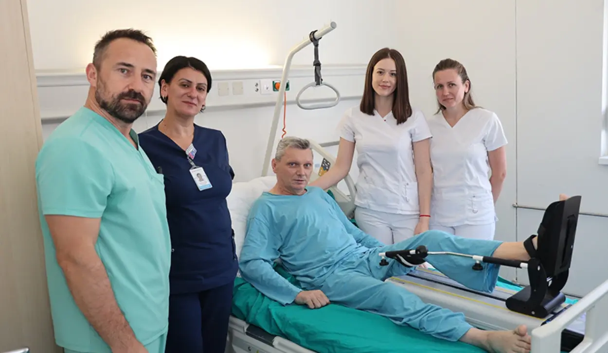 TOTAL KNEE REPLACEMENT PERFORMED ON PATIENT WITH HEMOPHILIA A