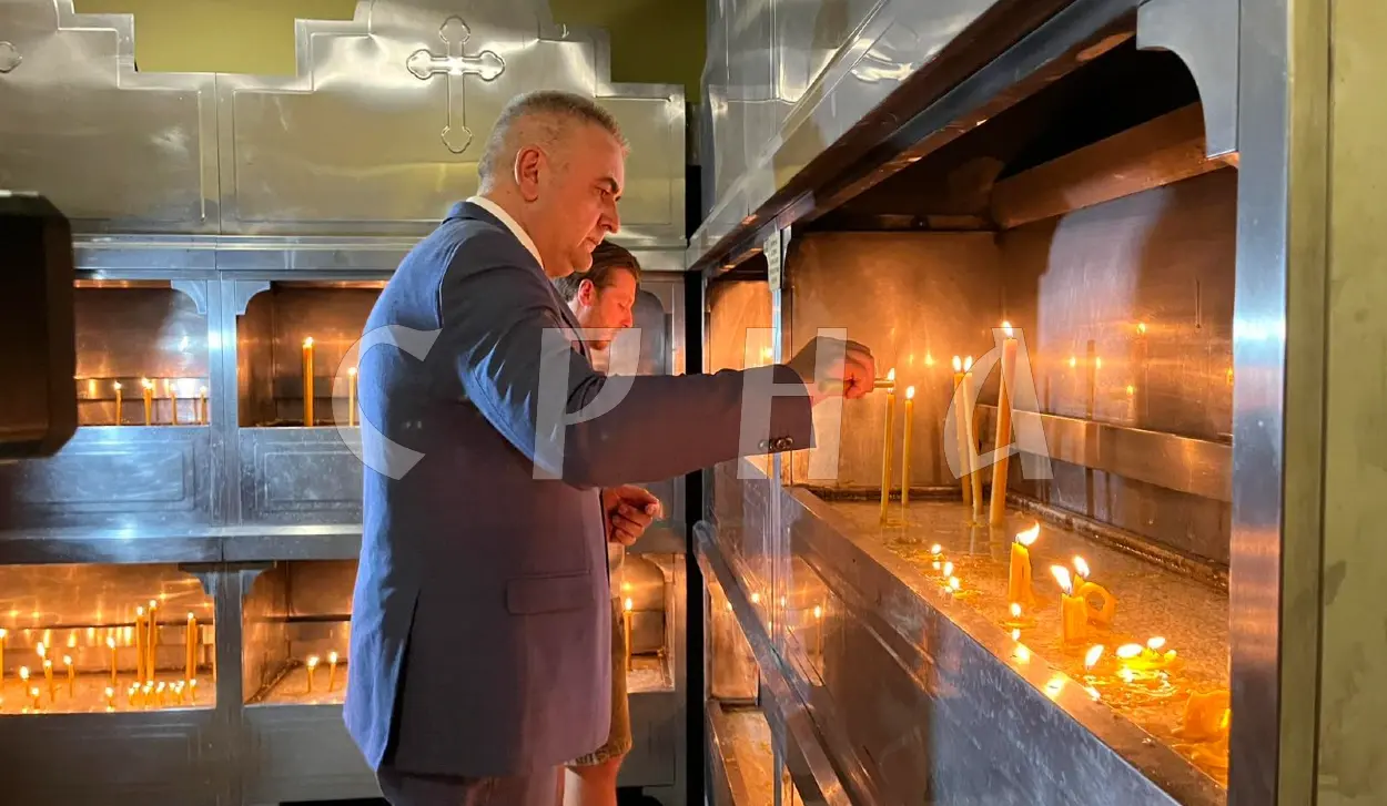 MINIĆ LIGHTS CANDLES FOR REPOSE OF GENERAL MLADIĆ’S SOUL