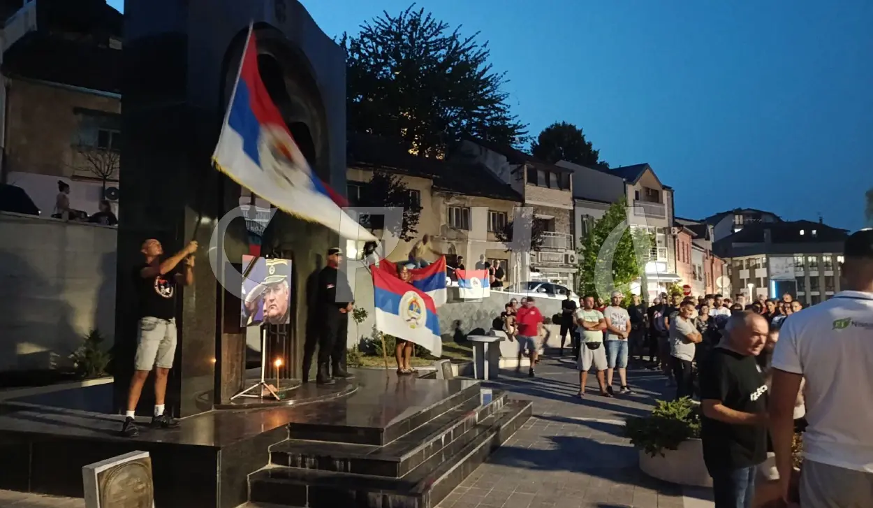 CITIZENS AND VETERANS PAY RESPECT TO GENERAL MLADIĆ