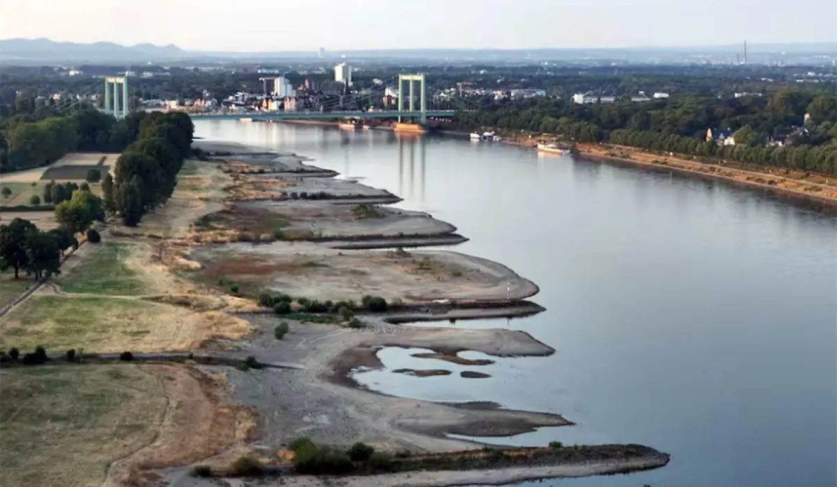 RHINE WATER LEVEL IN COLOGNE FALLS TO RECORD LOW