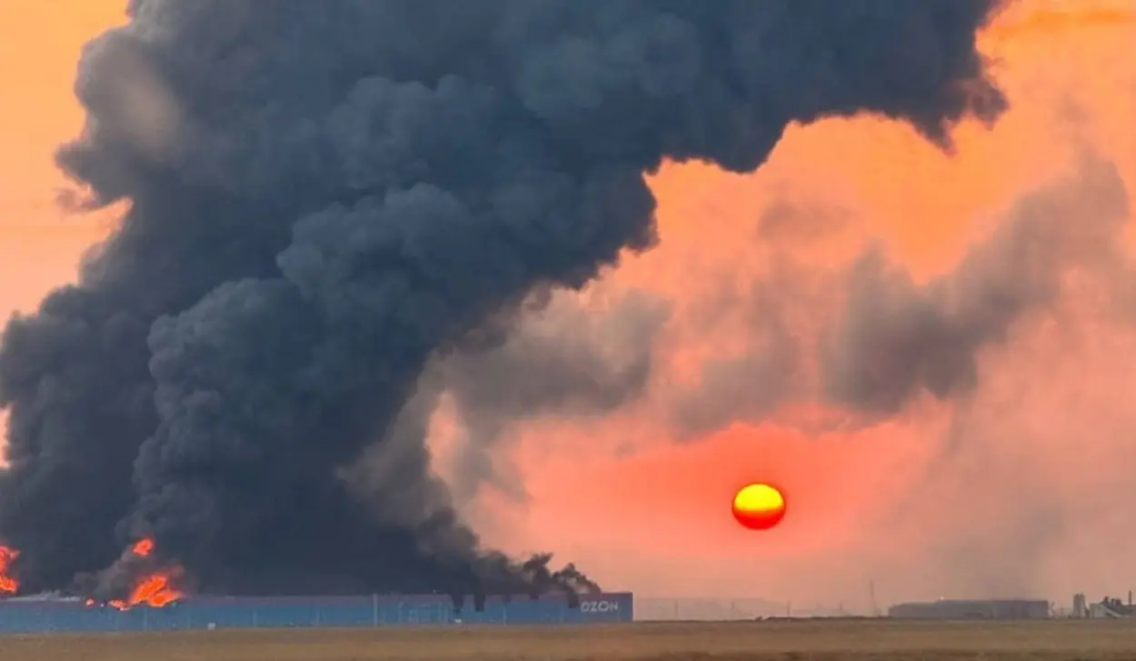 FIRE AT GAS AND CHEMICAL COMPLEX KILLS THREE, INJURES AROUND 150